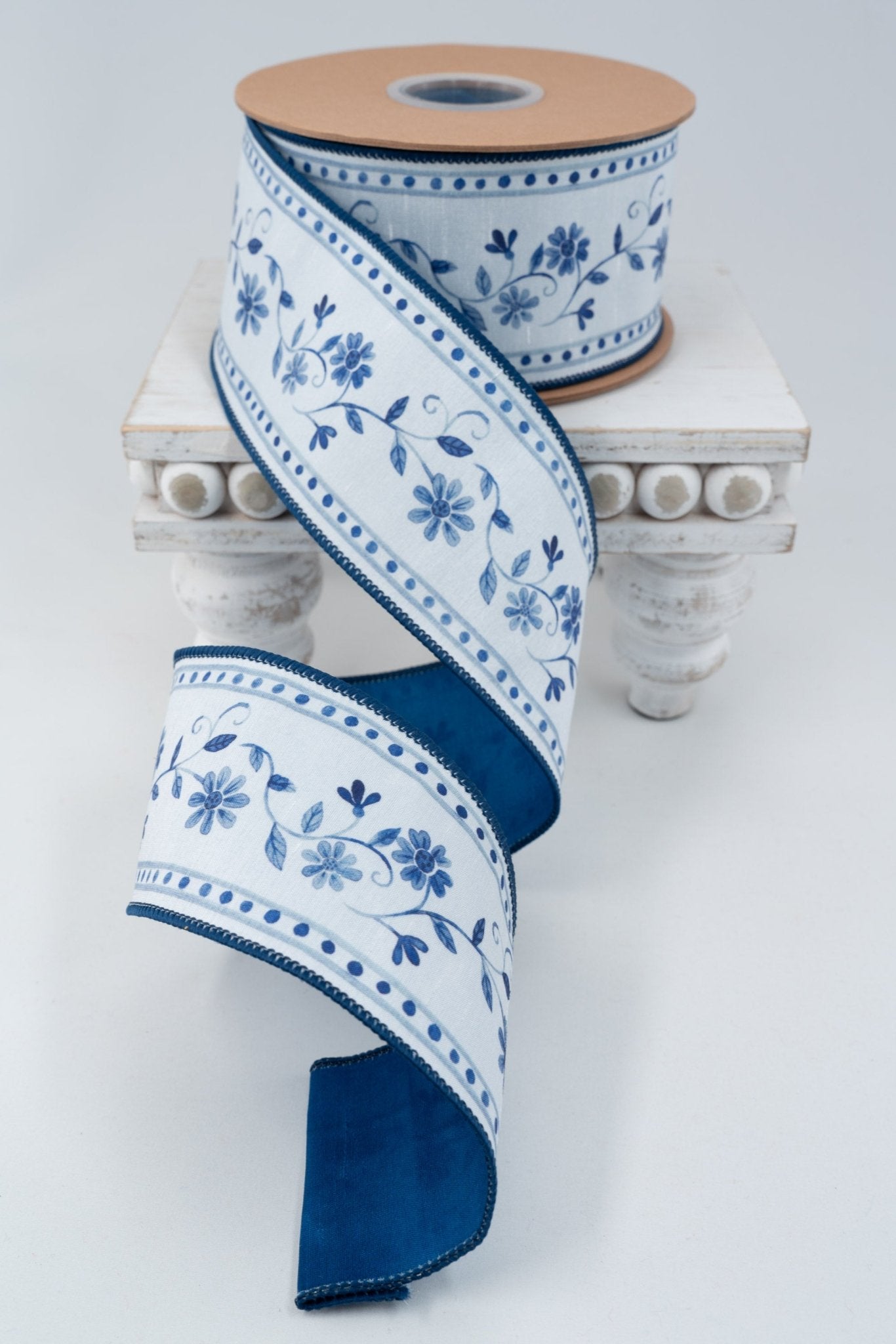 Bluesyリボン Blue Floral Vine On White with Blue Backing Wired Dupioni Ribbon