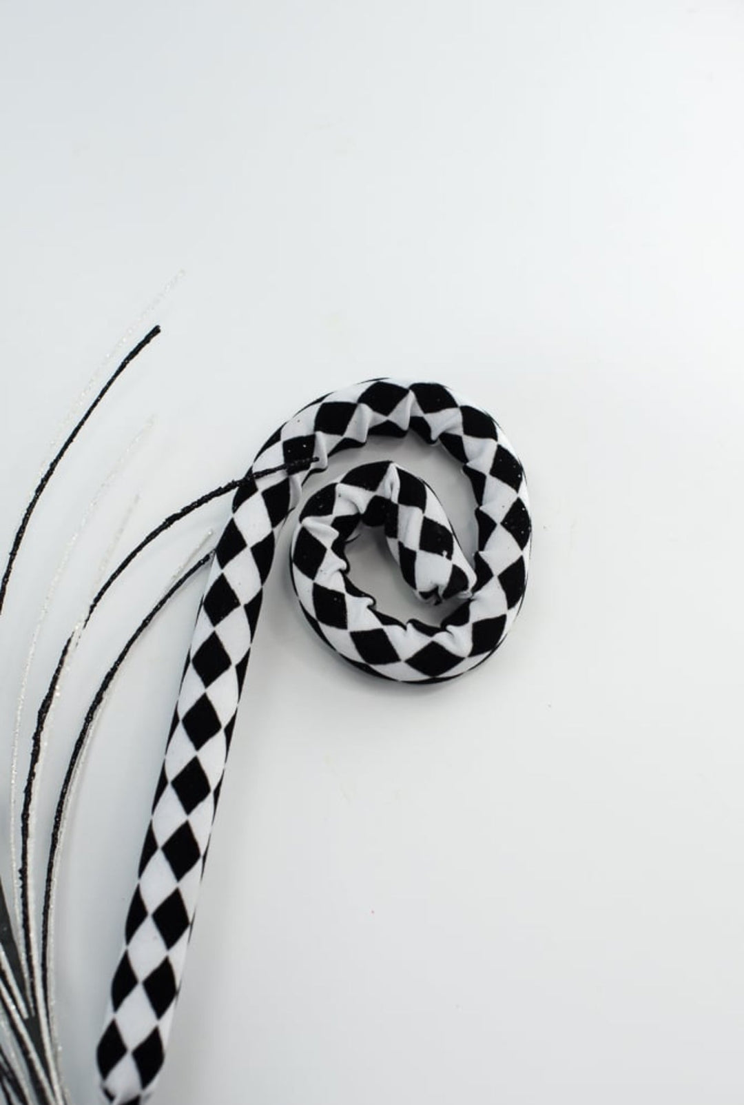 Harlequin curly sprays - black and white - Greenery MarketPicksMN018336