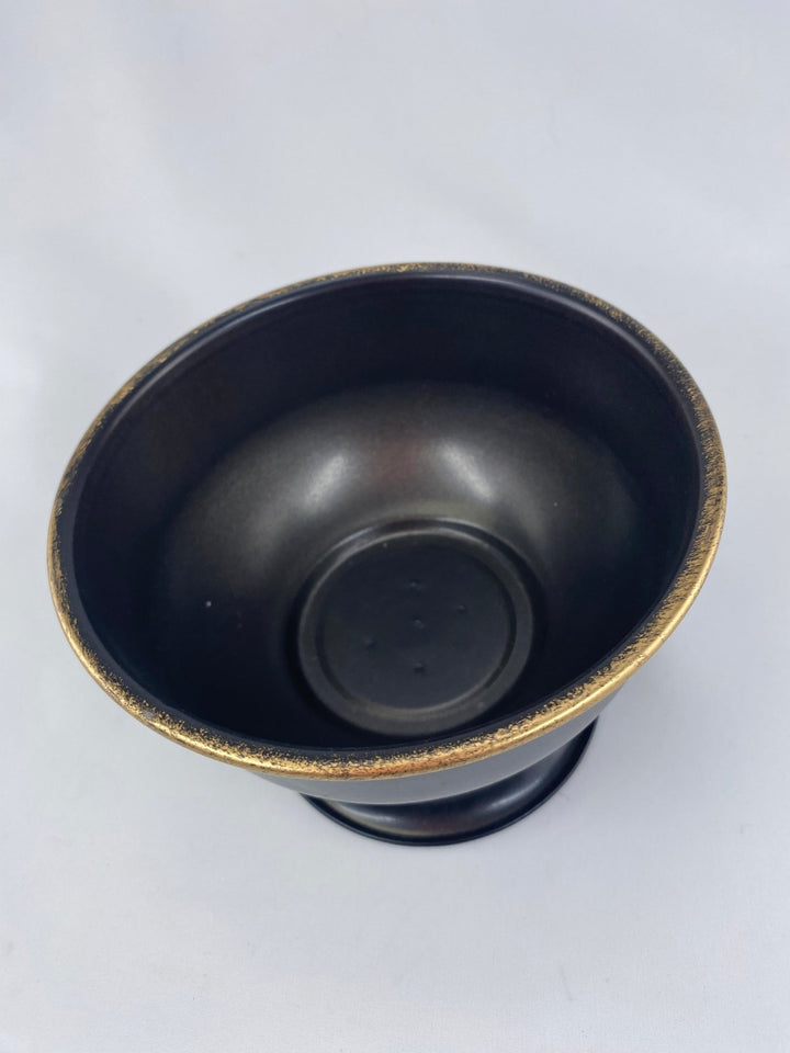 Round Metal Urn With Black Base - Greenery Market8981BK