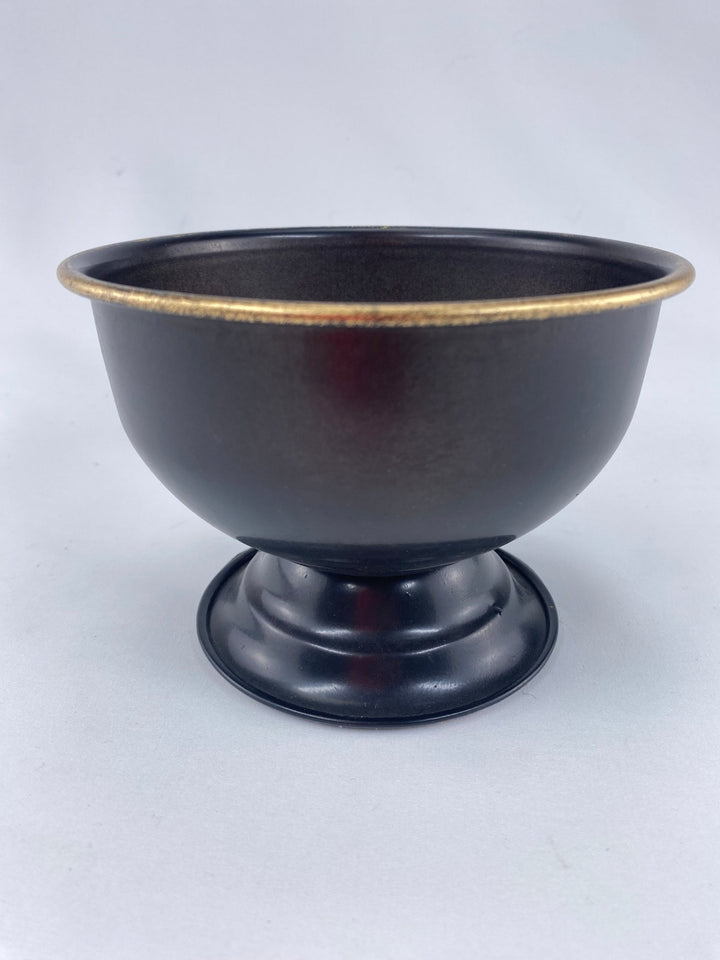 Round Metal Urn With Black Base - Greenery Market8981BK