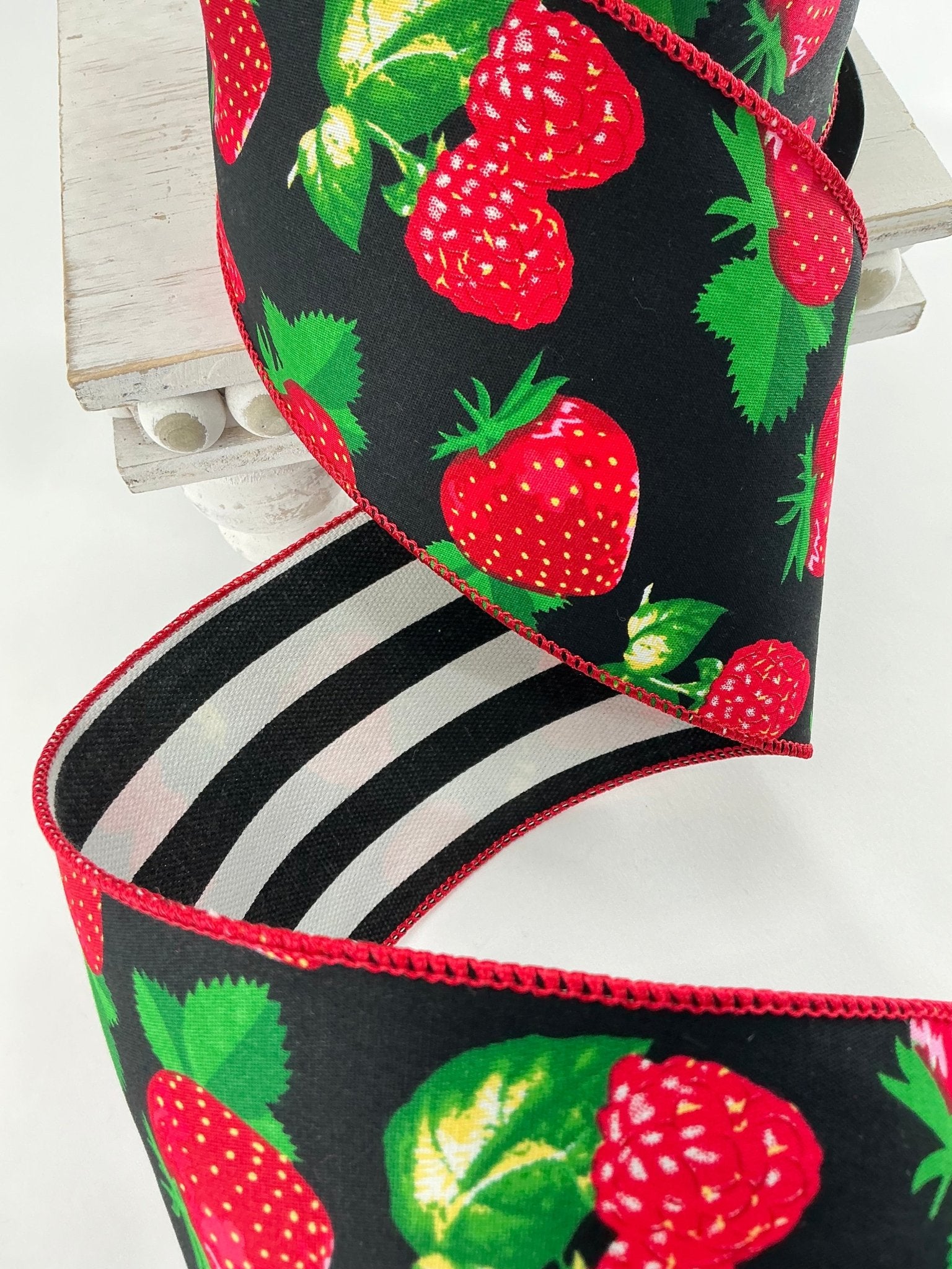 Strawberry Ribbonアンブレラ　シロ Strawberry 4” wired ribbon with black stripe backing - Greenery Market